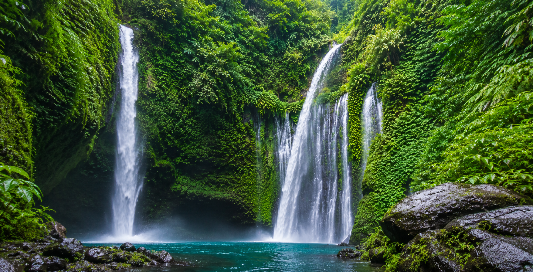 Cascada Tiu Kelep en Lombok rodeada de jungla tropical