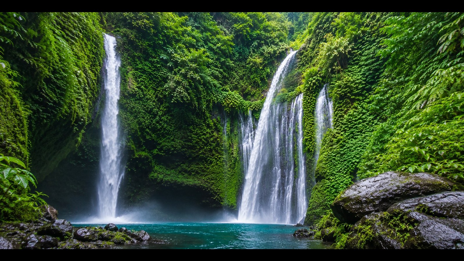 Cascada Tiu Kelep en Lombok rodeada de jungla tropical